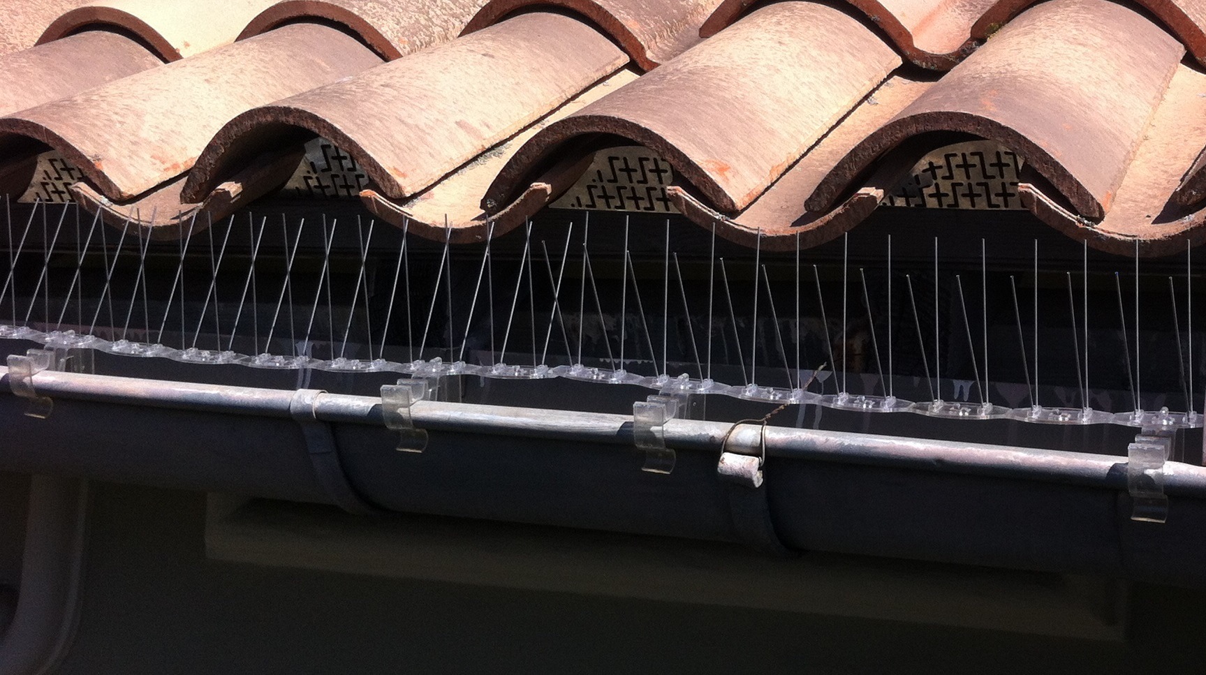 Pose de filets anti-pigeons au dessus des moteurs de ventilation