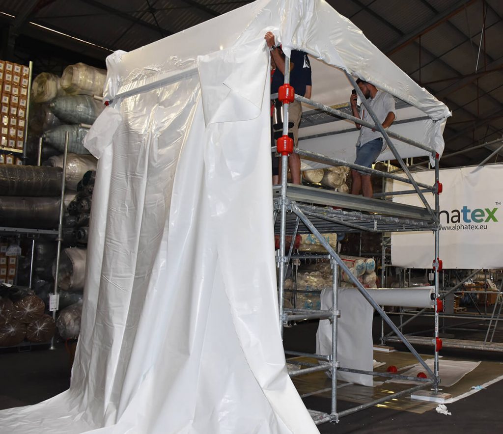 Mise en place d'un film thermo rétractable de grande taille.