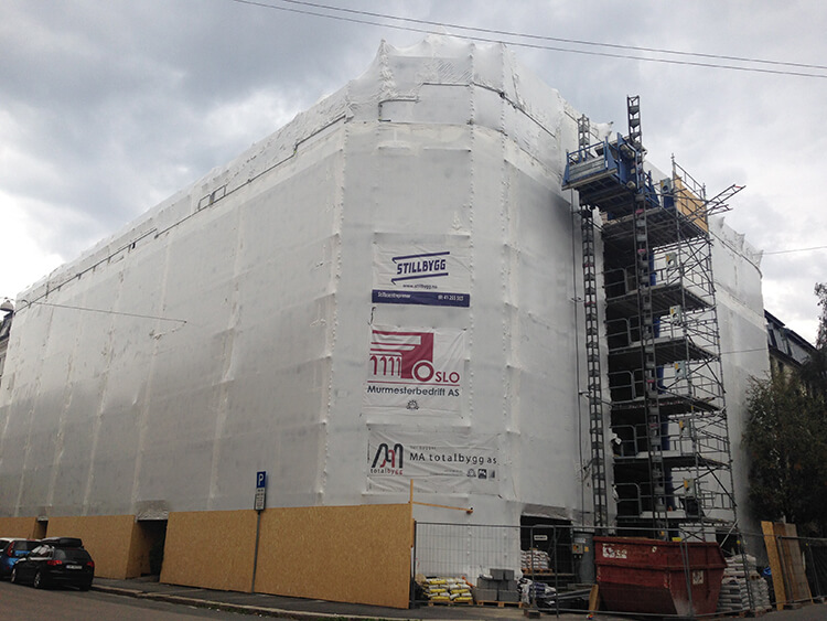 Film thermorétractable sur échafaudages.