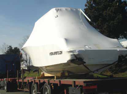 Thermobâchage d'un bateau transporté.