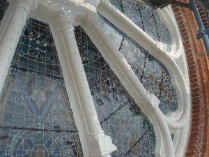 Filet anti-pigeons posé sur un monument