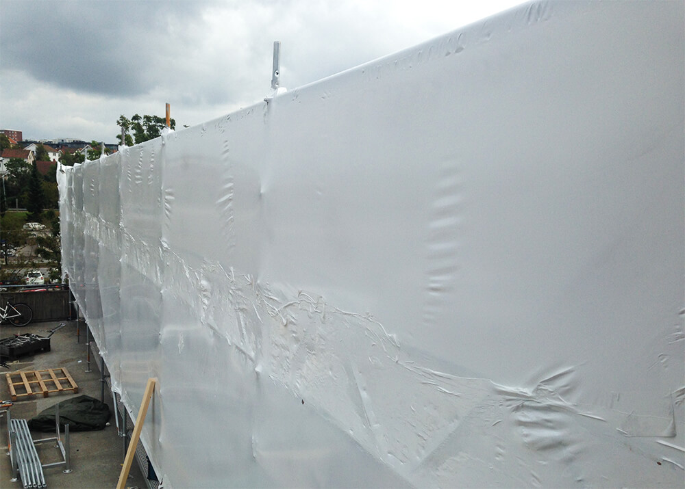 Façade recouverte de film thermo rétractable.