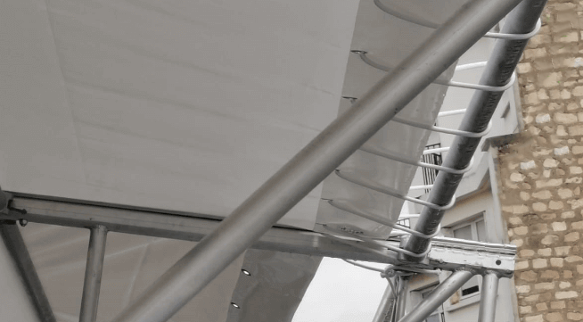 Poser une bâche parapluie avec des sandows dans les œillets tous les 50cm.