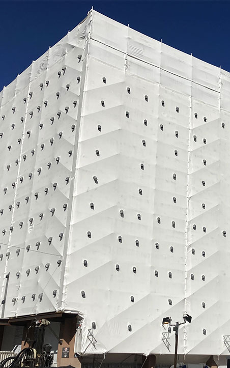 Pose du film thermo-rétractable sur échafaudages terminé